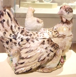 Hen tureen, chick as handle